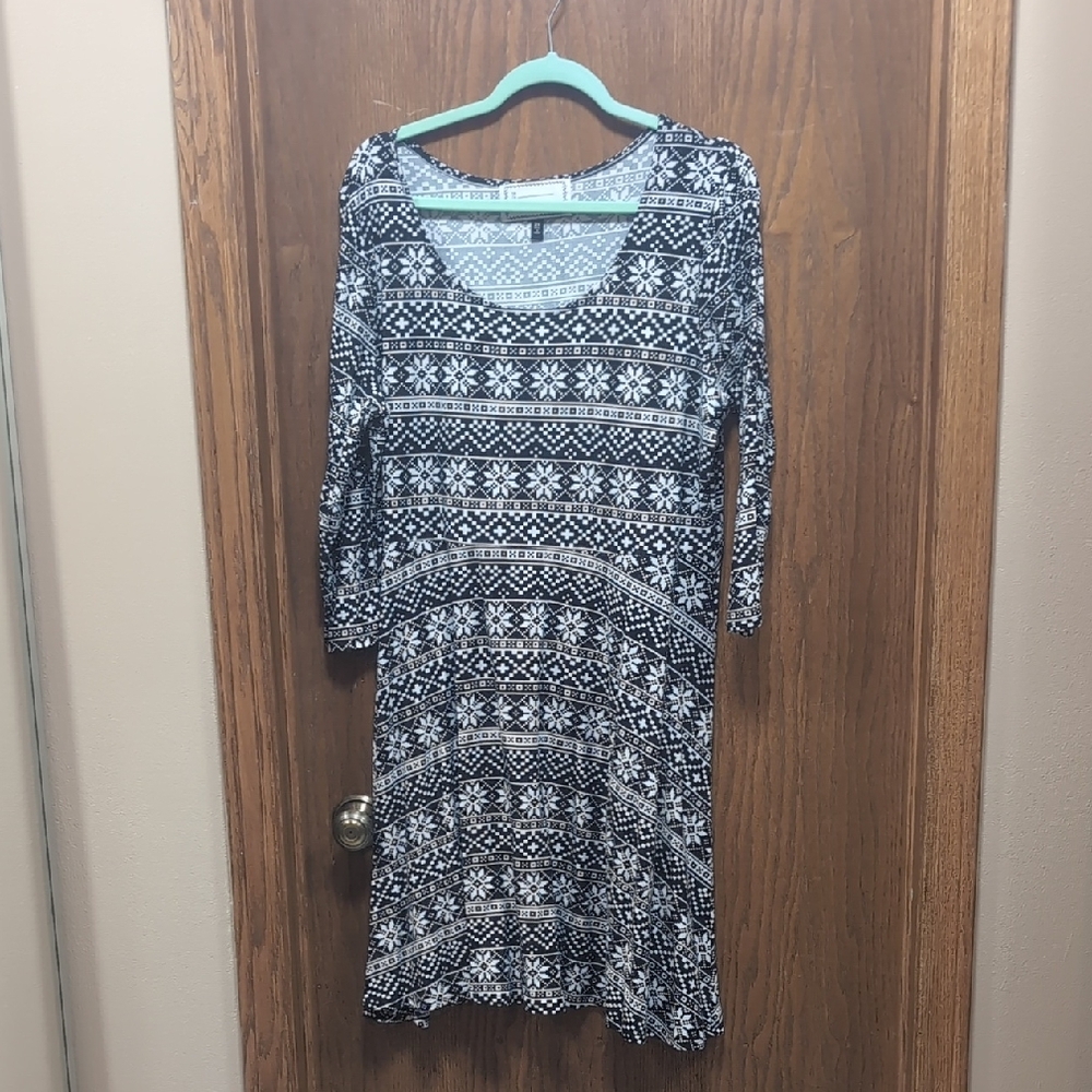 Black and White Geometric Tunic with 3/4 Sleeves